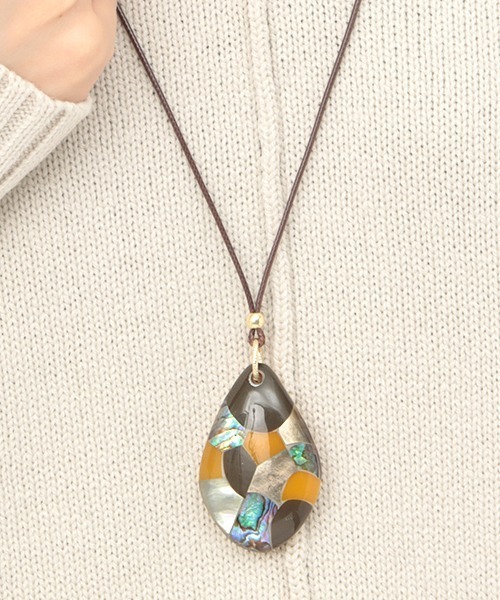 チチカカ（チチカカ）の「パウアシェルパネルネックレス（ネックレス・レディース・ネイビー/ボルドー/マスタード・FREE）」の3枚目の写真