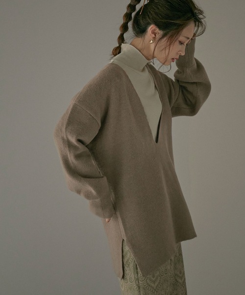 Fashion Letter(ファッションレター)の「深Vネックニットプルオーバー(ニット/セーター・レディース・アイボリー/ブラック/グレイッシュベージュ/ベージュ/ピンク・M)」の4枚目の写真