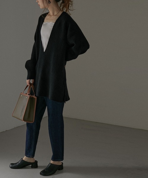 Fashion Letter(ファッションレター)の「深Vネックニットプルオーバー(ニット/セーター・レディース・アイボリー/ブラック/グレイッシュベージュ/ベージュ/ピンク・M)」の7枚目の写真