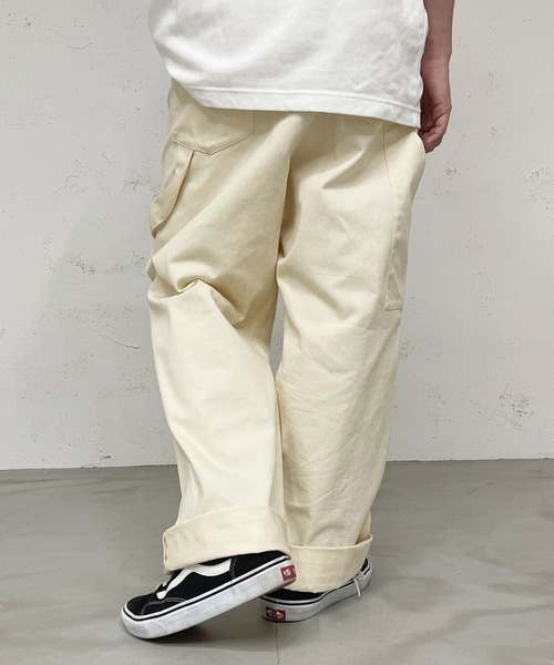 PairPair（ペアペア）の「ツイルワイドペインターパンツ(ユニセックス)（カーゴパンツ・メンズ・レッド/イエロー/アイボリー/グレイッシュブルー・MEDIUM/LARGE）」の8枚目の写真