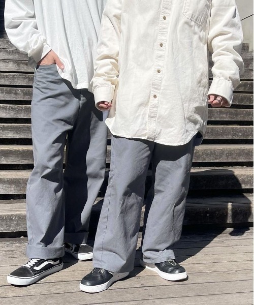 PairPair（ペアペア）の「ツイルワイドペインターパンツ(ユニセックス)（カーゴパンツ・メンズ・レッド/イエロー/アイボリー/グレイッシュブルー・MEDIUM/LARGE）」の22枚目の写真