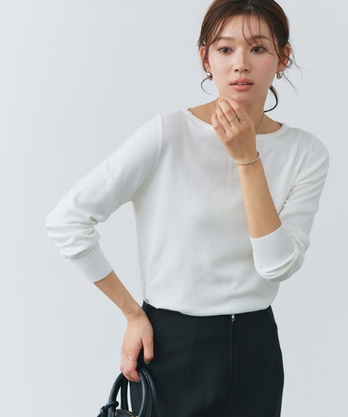 Pierrot(ピエロ)の「シルクタッチウォッシャブルニット ボートネック(ニット/セーター・レディース・オフホワイト/ミント/ピンク/グレイッシュベージュ/ネイビー/ホワイト×ブラック/ホワイト×ピンク/グレー/ブラック/ブルー/ブルー系その他/ラベンダー/ライトブルー/オレンジ/ロイヤルブルー・M/L)」の2枚目の写真