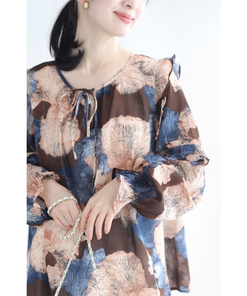 cawaii(カワイイ)の「ふんわりと咲く花を描いたシアーブラウストップス(シャツ/ブラウス・レディース・マルチ・FREE)」の4枚目の写真