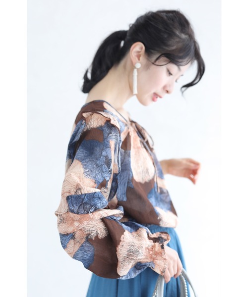 cawaii(カワイイ)の「ふんわりと咲く花を描いたシアーブラウストップス(シャツ/ブラウス・レディース・マルチ・FREE)」の12枚目の写真