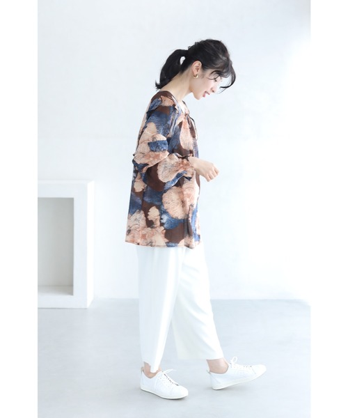 cawaii(カワイイ)の「ふんわりと咲く花を描いたシアーブラウストップス(シャツ/ブラウス・レディース・マルチ・FREE)」の6枚目の写真
