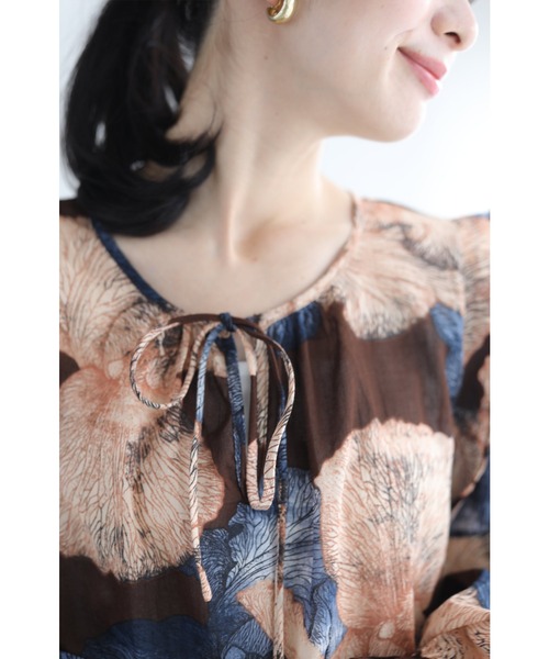 cawaii(カワイイ)の「ふんわりと咲く花を描いたシアーブラウストップス(シャツ/ブラウス・レディース・マルチ・FREE)」の15枚目の写真