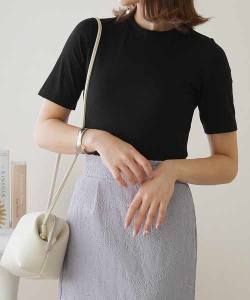 IAMUSE（アイアミューズ）の「【長め袖が二の腕を華奢見せ】テレコリブクルーネック半袖Tシャツ S0440【IAMUSE】（Tシャツ/カットソー・レディース・ブラック/アイボリー/モカ/グリーン系その他/モスグリーン/グレイッシュベージュ・FREE）」の3枚目の写真