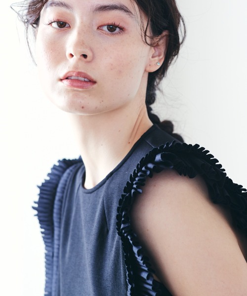 Marilyn Moon（マリリンムーン）の「タックフリルスリーブ