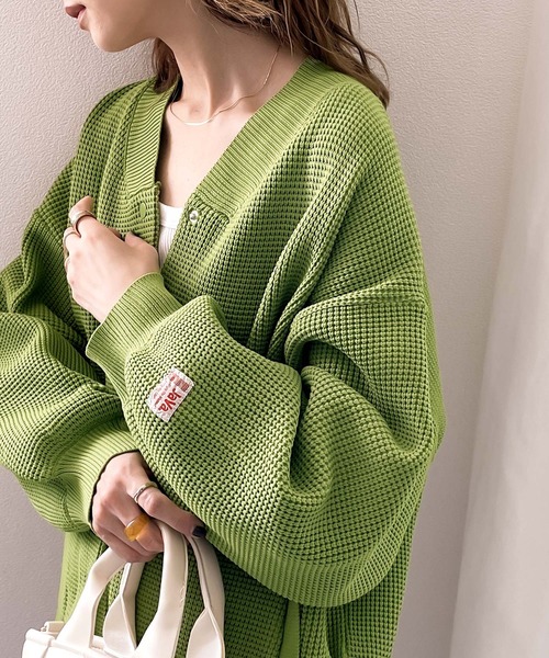 Java（ジャバ）の「《JaVaジャバ コラボ》新触感！軽量ワッフルニットカーディガン（カーディガン/ボレロ・レディース・ブラック/グリーン/アイボリー/モカ/レンガ・MEDIUM/LARGE/X-LARGE）」の4枚目の写真