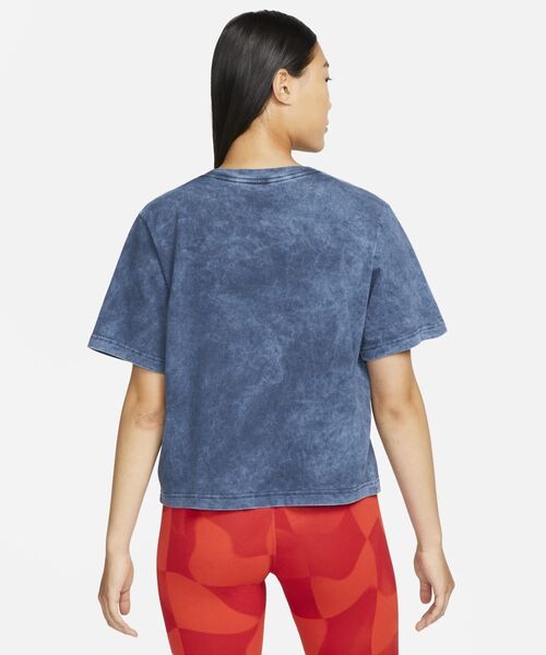 NIKE(ナイキ)の「ナイキ スポーツウェア ウィメンズ Tシャツ / Nike Sportswear Women's T-Shirt(Tシャツ/カットソー・レディース・ネイビー/ゴールド/ブラック・L/M/S/XL/2XL/XS)」の5枚目の写真