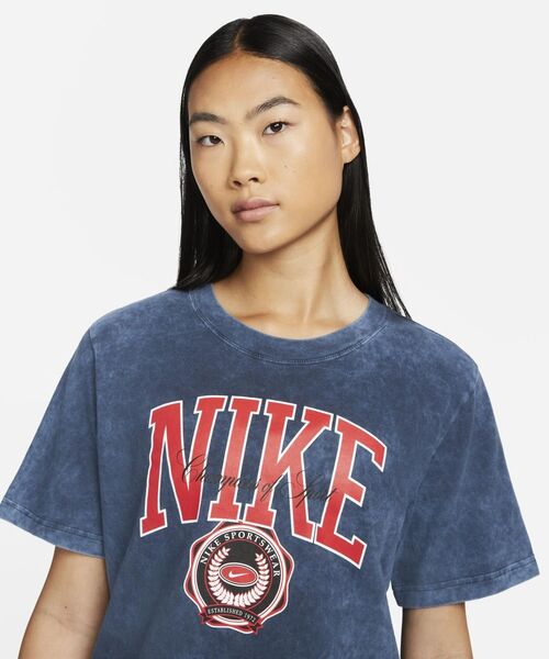 NIKE(ナイキ)の「ナイキ スポーツウェア ウィメンズ Tシャツ / Nike Sportswear Women's T-Shirt(Tシャツ/カットソー・レディース・ネイビー/ゴールド/ブラック・L/M/S/XL/2XL/XS)」の7枚目の写真
