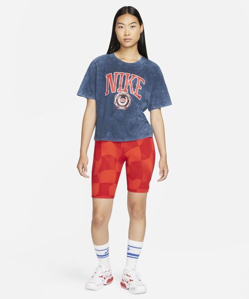 NIKE(ナイキ)の「ナイキ スポーツウェア ウィメンズ Tシャツ / Nike Sportswear Women's T-Shirt(Tシャツ/カットソー・レディース・ネイビー/ゴールド/ブラック・L/M/S/XL/2XL/XS)」の4枚目の写真