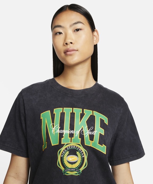 NIKE(ナイキ)の「ナイキ スポーツウェア ウィメンズ Tシャツ / Nike Sportswear Women's T-Shirt(Tシャツ/カットソー・レディース・ネイビー/ゴールド/ブラック・L/M/S/XL/2XL/XS)」の2枚目の写真