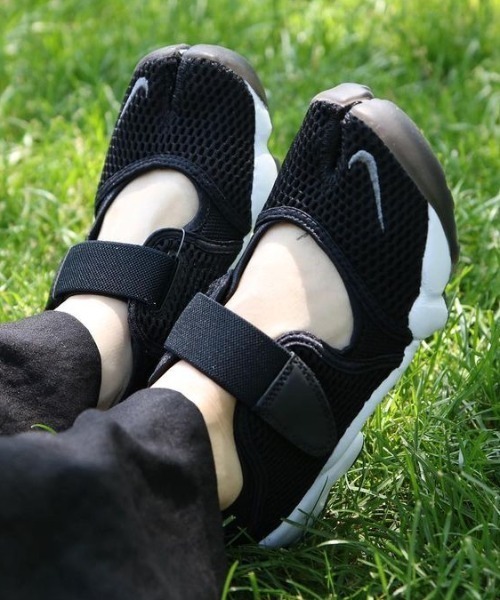 NIKE（ナイキ）の「NIKE WMNS AIR RIFT BR 848386-001（サンダル・レディース・ブラック・26cm/23㎝/24㎝/25㎝）」の4枚目の写真