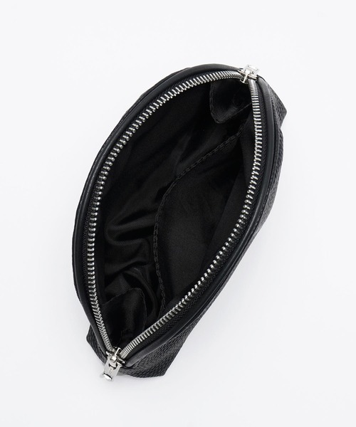 X-girl（エックスガール）の「FAUX LEATHER ROUND POUCH（ポーチ・レディース・ブラック/ホワイト/ベージュ・ONE SIZE）」の4枚目の写真