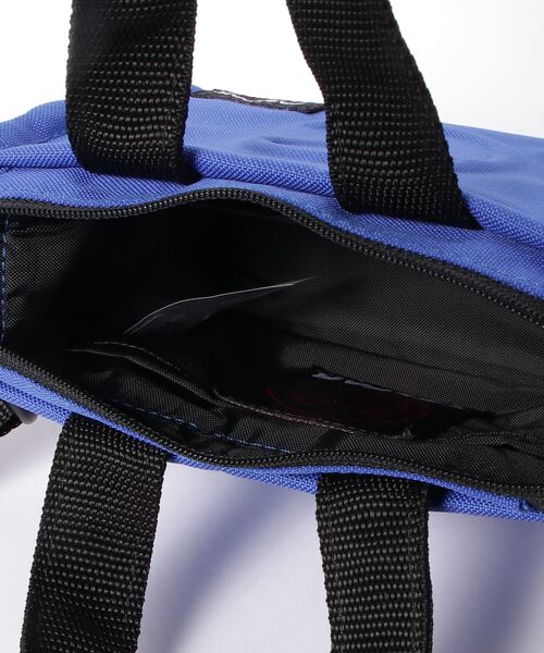 TELFAR（テルファー）の「TELFAR×Eastpak/テルファー×イーストパック/CIRCLE BAG TELFAR BLUE（ショルダーバッグ・メンズ・ブルー・F）」の4枚目の写真