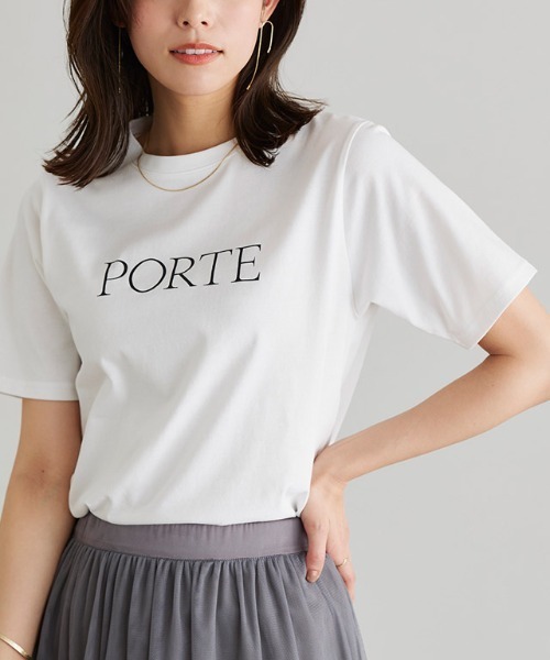 Pierrot（ピエロ）の「【接触冷感・イージーケア】選べるロゴTシャツ（Tシャツ/カットソー・レディース・グレー系その他2/ホワイト系その他/ホワイト系その他2/グレー系その他/ホワイト系その他3/ブルー系その他/ブルー系その他2/ホワイト系4/ホワイト系その他4/ホワイト×シルバー/チャコールグレー×ブラック/ホワイト×ブラック/ホワイト系その他5/ベージュ系その他/ブラック×グレー/ネイビー×ホワイト/ブラック系その他/ベージュ系その他2/グレー系その他3/ブルー系その他3/ホワイト系その他6/ホワイト×ゴールド/ホワイト系その他7/ホワイト系/グレー×ホワイト/ホワイト×グレー/ベージュ系その他3/オフホワイト/ホワイト×ネイビー/ネイビー・L/M）」の3枚目の写真