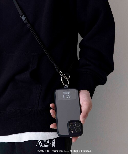 SHIPS(シップス)の「SHIPS: A24 × EEAAO × SHIPS ロゴ ショルダー モバイル ストラップ(スマホグッズ・メンズ・ブラック・ONE SIZE)」の2枚目の写真