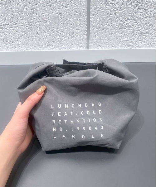 LAKOLE（ラコレ）の「【保温･保冷】ニュアンスカラースタッフランチバッグ / 184592（キッチンツール・レディース・チャコール/アイボリー/ベージュ/グレー/ライトグレー/ダークグレー・FREE）」の3枚目の写真