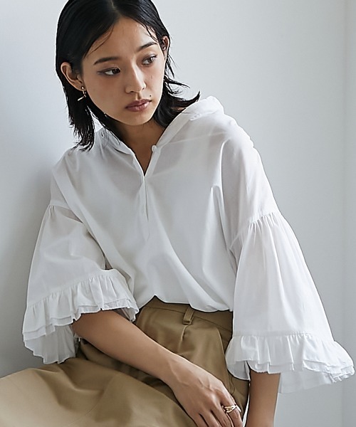 CHIC STYLE（シックスタイル）の「＜大きいサイズ＞綿100％袖フリルスキッパーブラウス シックスタイル（シャツ/ブラウス・レディース・オフホワイト/ブラック・L/LL/3L/4L/5L）」の2枚目の写真