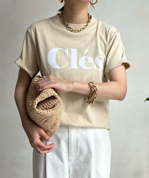 DouDou(ドゥドゥ)の「【WEB限定】ClesフロッキーロゴTEE(Tシャツ/カットソー・レディース・ベージュ/ホワイト/チャコールグレー/オフホワイト・FREE)」の4枚目の写真