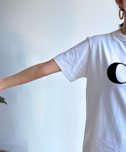 DouDou(ドゥドゥ)の「【WEB限定】ClesフロッキーロゴTEE(Tシャツ/カットソー・レディース・ベージュ/ホワイト/チャコールグレー/オフホワイト・FREE)」の10枚目の写真