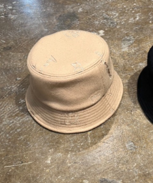 SEVESKIG（セヴシグ）の「SEVESKIG/セブシグ/B&D Award Bucket hat（ハット・メンズ・ブラック/ベージュ・MEDIUM/LARGE）」の2枚目の写真