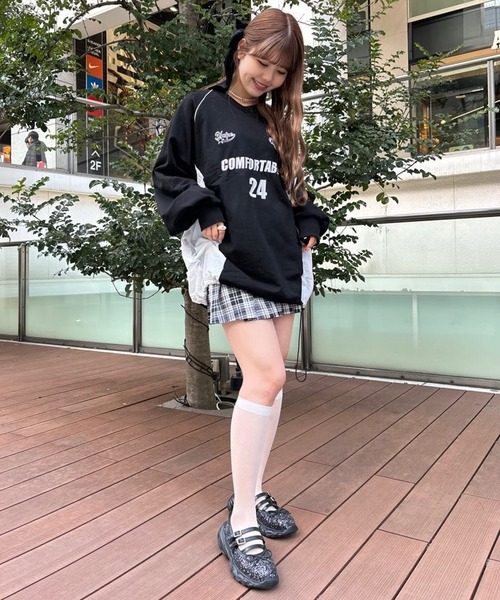 SPINNS（スピンズ）の「【ミニスカには必須！程よい透け感◎】シアー素材 ナイロンハイソックス（ソックス/靴下・レディース・ブラック/ホワイト・ONESIZE）」の8枚目の写真