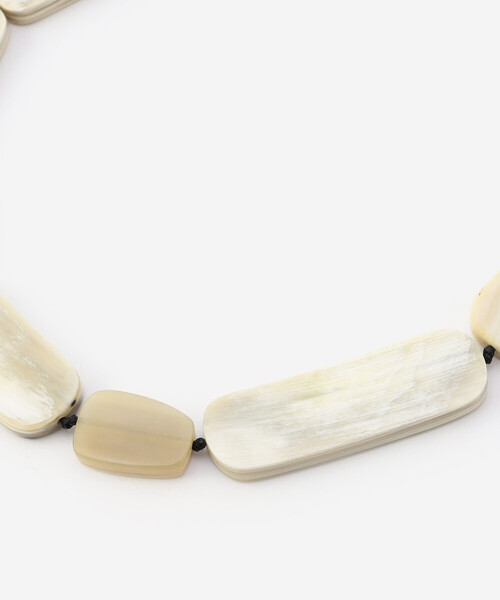 Bshop(ビショップ)の「CATH・S | SQUARE HORN NECKLACE WOMEN(ネックレス・レディース・ベージュ・ONE)」の2枚目の写真