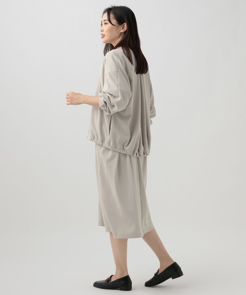 Elura(エルーラ)の「サマ見えコクーンブルゾン(ブルゾン・レディース・グレイッシュベージュ/ブラック/ブラック系その他・MEDIUM/LARGE)」の10枚目の写真