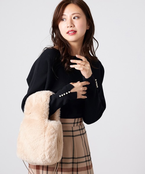 CHAN ME(チャンミ)の「袖パールドルマンニット(ニット/セーター・レディース・ブラック/ホワイト/ラベンダー/パープル/グレイッシュベージュ・MEDIUM/X-LARGE/LARGE)」の14枚目の写真
