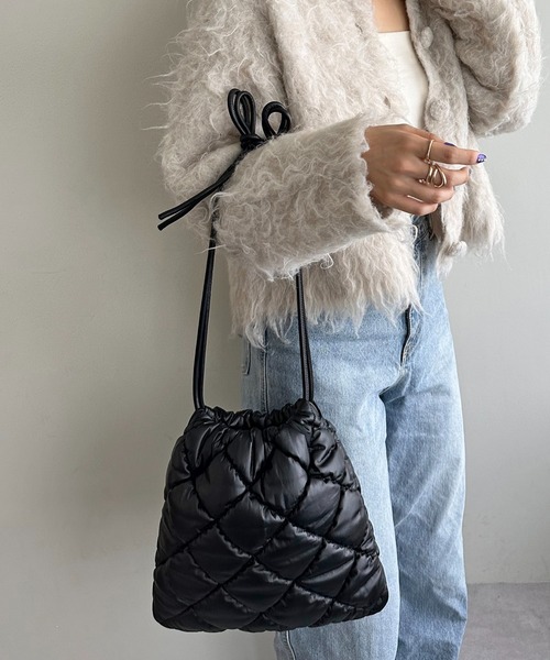 DISCOAT(ディスコート)の「キルティング巾着バッグ(ショルダーバッグ・レディース・ブラック・FREE)」の1枚目の写真