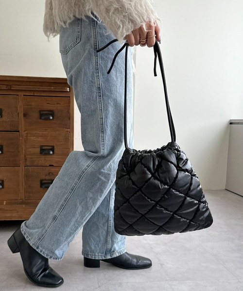 DISCOAT(ディスコート)の「キルティング巾着バッグ(ショルダーバッグ・レディース・ブラック・FREE)」の3枚目の写真