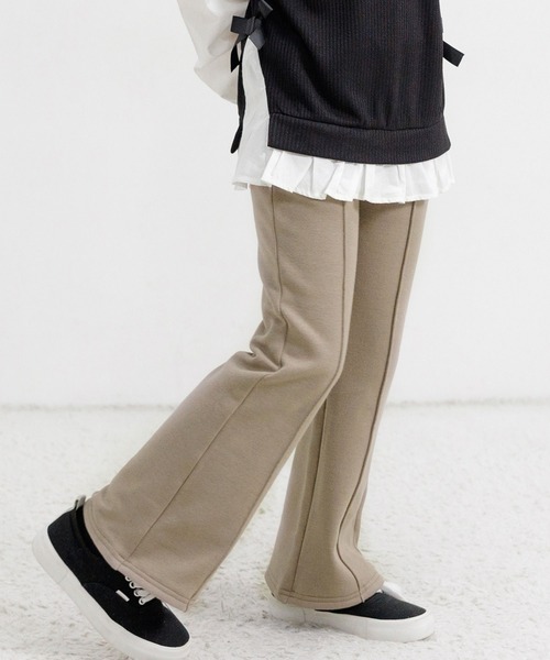 Bee des Bee(ビーデスビー)の「裏起毛 センタータック入りフレアパンツ(スウェットパンツ・キッズ・ブラック/パープル系/グレイッシュベージュ/チャコール/杢グレー・110cm/130cm/140cm/150cm/120cm/100cm)」の5枚目の写真