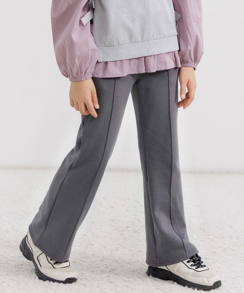Bee des Bee(ビーデスビー)の「裏起毛 センタータック入りフレアパンツ(スウェットパンツ・キッズ・ブラック/パープル系/グレイッシュベージュ/チャコール/杢グレー・110cm/130cm/140cm/150cm/120cm/100cm)」の4枚目の写真