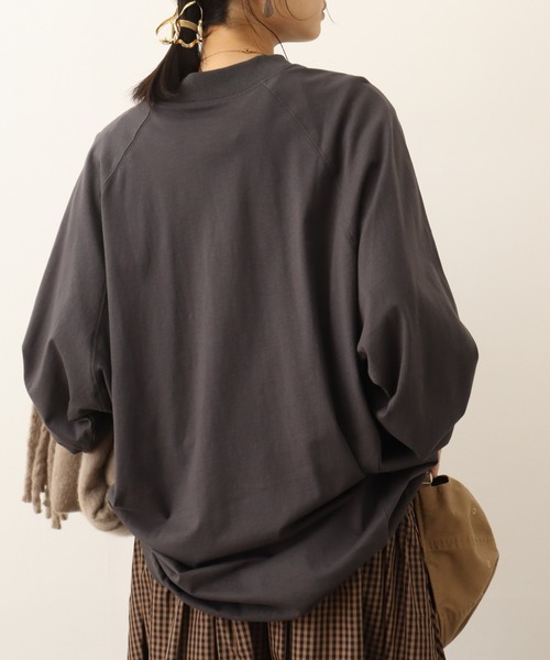 atONE(アットワン)の「atONE オーバーサイズ長袖ラグランTシャツ(Tシャツ/カットソー・レディース・グレイッシュベージュ/オフホワイト/ブラック/チャコールグレー/モカ・4L~5L/M~L/LL~3L)」の17枚目の写真