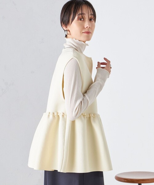 【美品】短時間のみ使用　SHIPS ホワイト　ペプラムベスト　ジレ SHIPS（シップス）の「〈手洗い可能〉フロント ジップ フリル デザイン