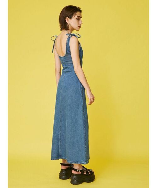 EVRIS（エヴリス）の「ステッチデザインデニムロングキャミワンピース（ワンピース・レディース・ブルー/ライトブルー/ブラック・MEDIUM/SMALL）」の11枚目の写真