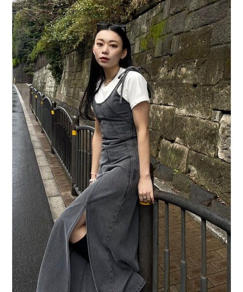 EVRIS（エヴリス）の「ステッチデザインデニムロングキャミワンピース（ワンピース・レディース・ブルー/ライトブルー/ブラック・MEDIUM/SMALL）」の12枚目の写真