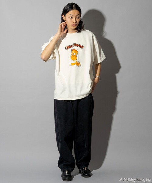 FREAK'S STORE(フリークスストア)の「FREAK’S STORE/フリークスストア Garfield/ガーフィールド フロッキープリント ショートスリーブTシャツ/半袖/リラックスフィット(Tシャツ/カットソー・メンズ・オフホワイト/ブラック/ネイビー・MEDIUM/LARGE)」の4枚目の写真