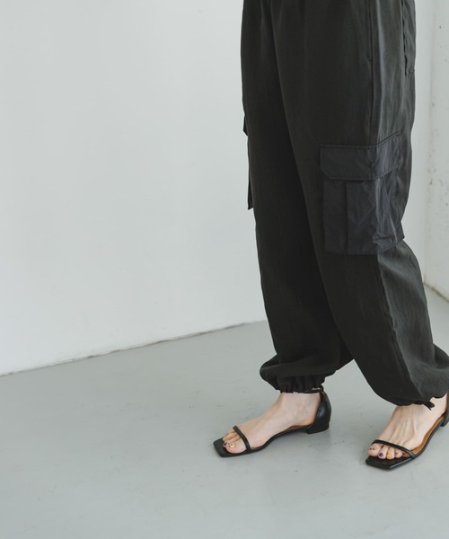 ITEMS URBANRESEARCH（アイテムズ アーバンリサーチ）の「シアーカーゴパンツ（カーゴパンツ・レディース・ブラック/カーキ・FREE）」の3枚目の写真