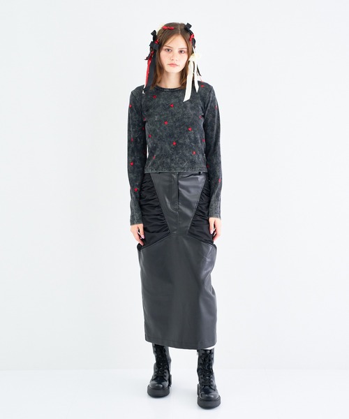 ANNA SUI NYC(アナ スイ エヌ ワイ シー)の「ヴィンテージライクハートステッチロングスリーブTシャツ(Tシャツ/カットソー・レディース・ブラック・FREE)」の2枚目の写真