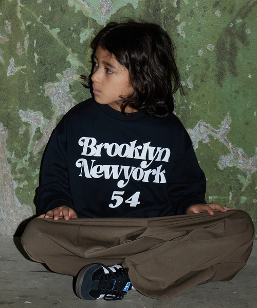 PAIRMANON STREET(ペアマノンストリート)の「【PAIRMANON STREET】裏毛 スウェット プリント トレーナー(スウェット・キッズ・グレー系その他/ブラック系その他2/ブラック/グリーン/ホワイト/イエロー/ブラウン系その他2/ブラック系その他/ブルー/グレー・120/150/90/140/130/110/100/160)」の2枚目の写真