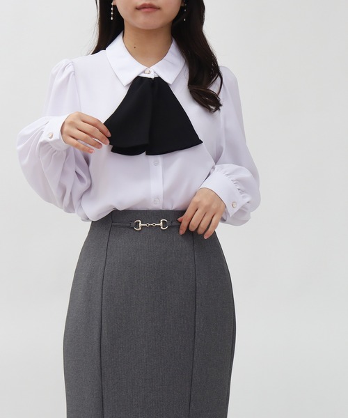 ASTORIA ODIER（アストリアオディール）の「【美人百花掲載】とろみ素材 フリルボウタイブラウス（シャツ/ブラウス・レディース・ダークグリーン/ブラウン/ピンクベージュ/アイボリー/その他/グリーン/サーモンピンク/グレイッシュブルー/ホワイト/ホワイト×ブラック・SMALL/MEDIUM/LARGE）」の4枚目の写真