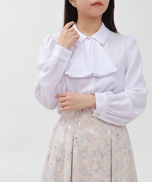 ASTORIA ODIER（アストリアオディール）の「【美人百花掲載】とろみ素材 フリルボウタイブラウス（シャツ/ブラウス・レディース・ダークグリーン/ブラウン/ピンクベージュ/アイボリー/その他/グリーン/サーモンピンク/グレイッシュブルー/ホワイト/ホワイト×ブラック・SMALL/MEDIUM/LARGE）」の2枚目の写真