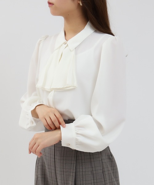 ASTORIA ODIER（アストリアオディール）の「【美人百花掲載】とろみ素材 フリルボウタイブラウス（シャツ/ブラウス・レディース・ダークグリーン/ブラウン/ピンクベージュ/アイボリー/その他/グリーン/サーモンピンク/グレイッシュブルー/ホワイト/ホワイト×ブラック・SMALL/MEDIUM/LARGE）」の3枚目の写真