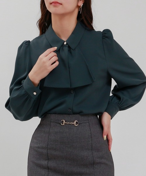 ASTORIA ODIER（アストリアオディール）の「【美人百花掲載】とろみ素材 フリルボウタイブラウス（シャツ/ブラウス・レディース・ダークグリーン/ブラウン/ピンクベージュ/アイボリー/その他/グリーン/サーモンピンク/グレイッシュブルー/ホワイト/ホワイト×ブラック・SMALL/MEDIUM/LARGE）」の6枚目の写真