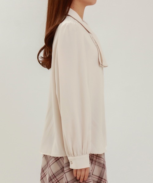 ASTORIA ODIER（アストリアオディール）の「【美人百花掲載】とろみ素材 フリルボウタイブラウス（シャツ/ブラウス・レディース・ダークグリーン/ブラウン/ピンクベージュ/アイボリー/その他/グリーン/サーモンピンク/グレイッシュブルー/ホワイト/ホワイト×ブラック・SMALL/MEDIUM/LARGE）」の12枚目の写真