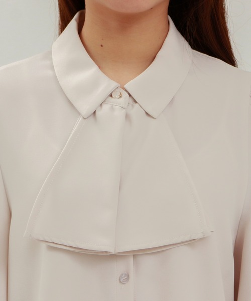 ASTORIA ODIER（アストリアオディール）の「【美人百花掲載】とろみ素材 フリルボウタイブラウス（シャツ/ブラウス・レディース・ダークグリーン/ブラウン/ピンクベージュ/アイボリー/その他/グリーン/サーモンピンク/グレイッシュブルー/ホワイト/ホワイト×ブラック・SMALL/MEDIUM/LARGE）」の14枚目の写真