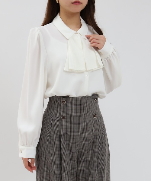 ASTORIA ODIER（アストリアオディール）の「【美人百花掲載】とろみ素材 フリルボウタイブラウス（シャツ/ブラウス・レディース・ダークグリーン/ブラウン/ピンクベージュ/アイボリー/その他/グリーン/サーモンピンク/グレイッシュブルー/ホワイト/ホワイト×ブラック・SMALL/MEDIUM/LARGE）」の17枚目の写真